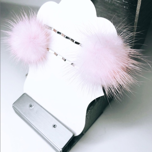 ☼4 for 20$☼ Pom Pom Bobby Pins - Picture 3 of 7